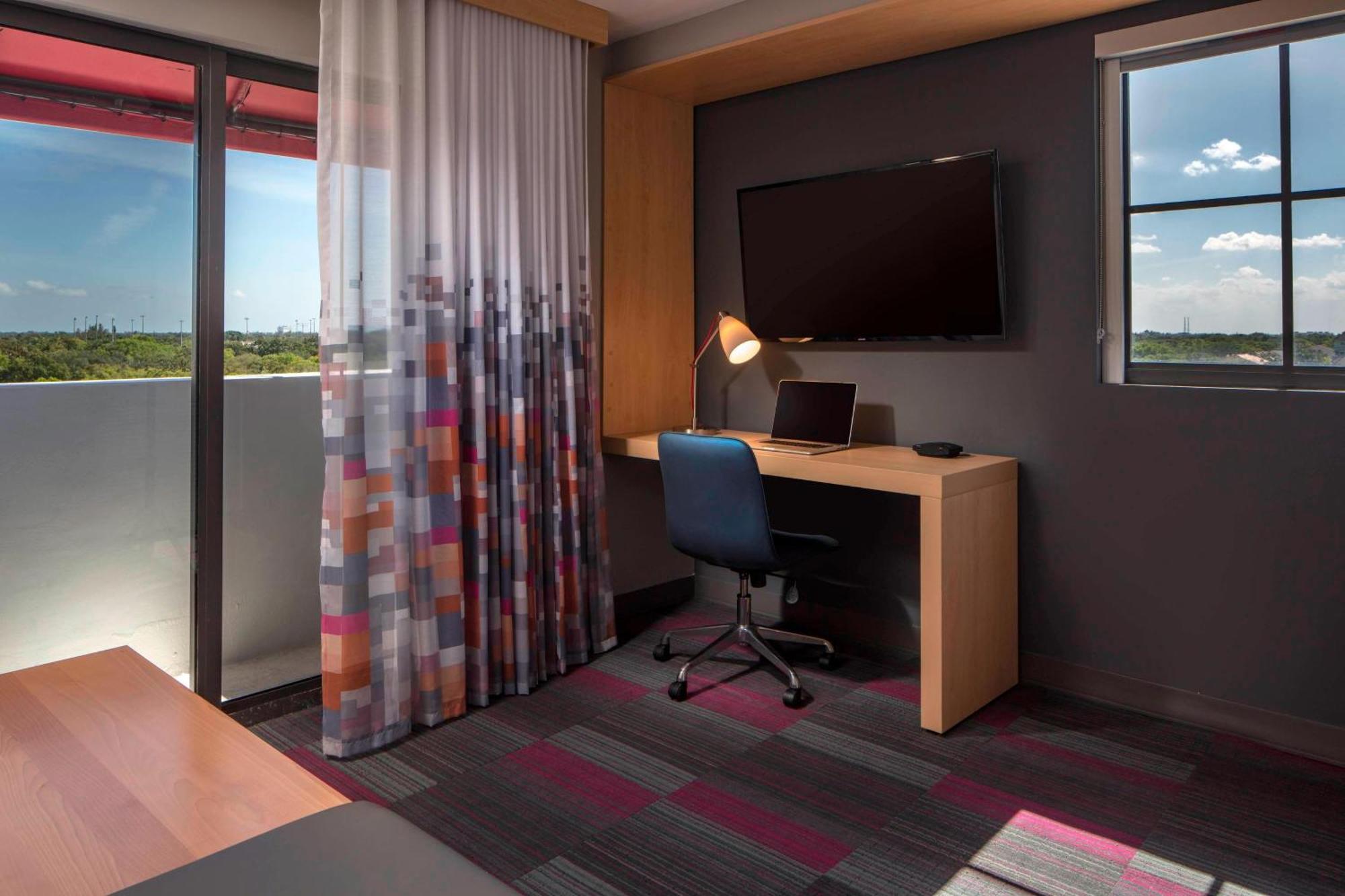Aloft Coral Gables Hotel Exterior photo